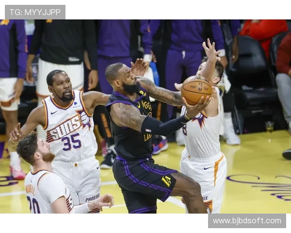 湖人险胜太阳 获得关键胜利